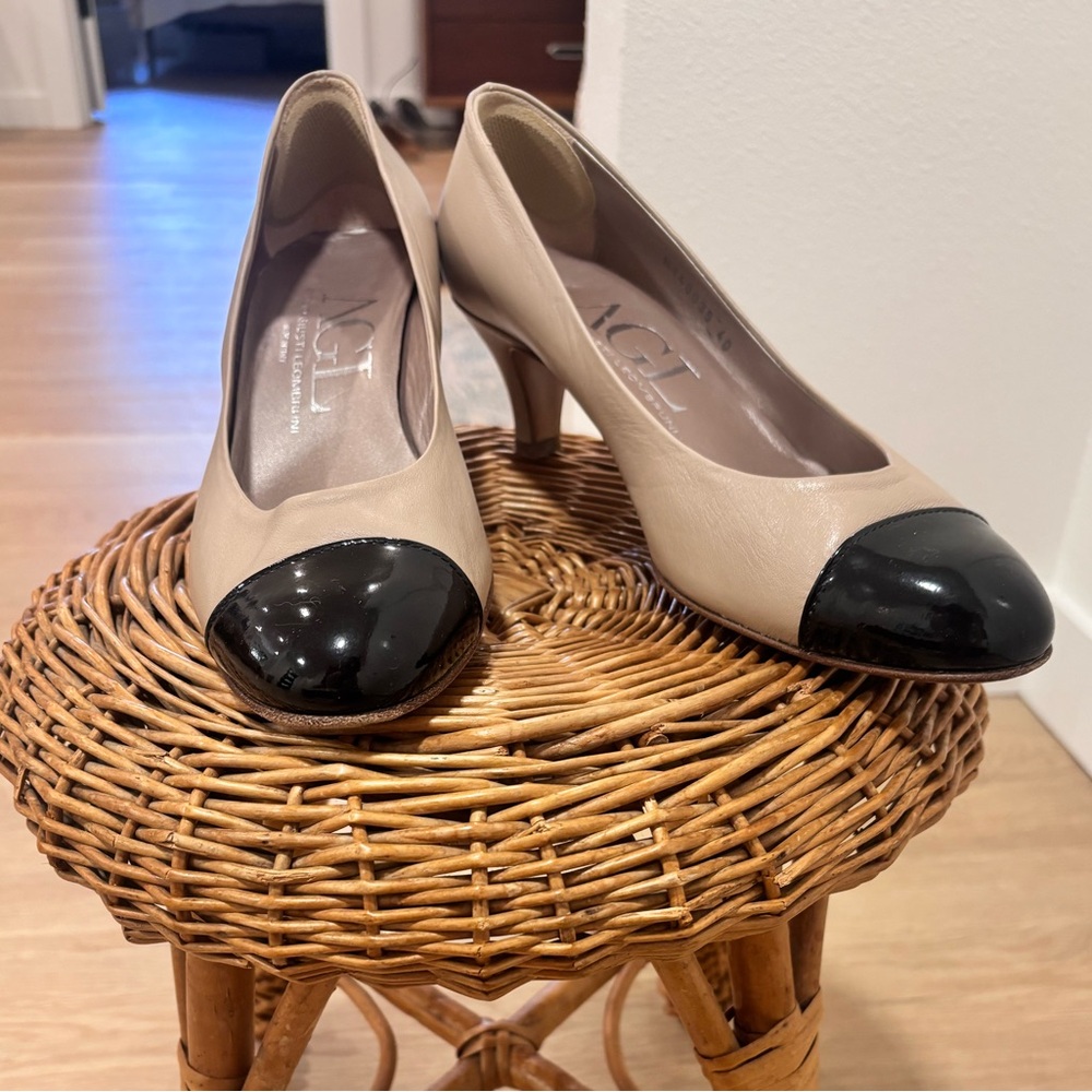 AGL ATTILIO GIUSTI LEOMBRUNI Patent Cap Toe Pump In Beige Black Leather
